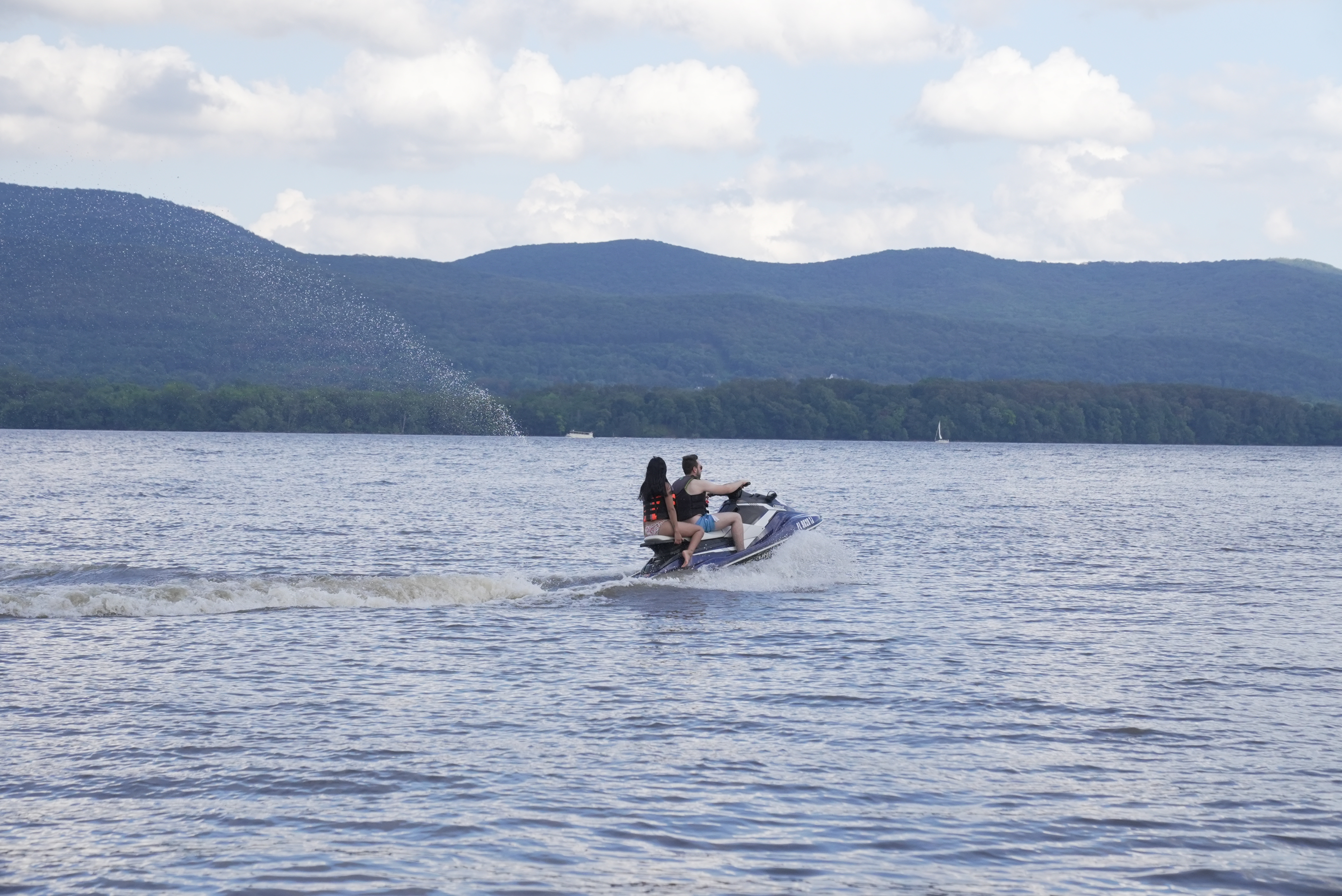 Couple jet skiing on the Hudson River with Catskill Mountains in background — best outdoor activities Hudson Valley NY, summer adventures near NYC